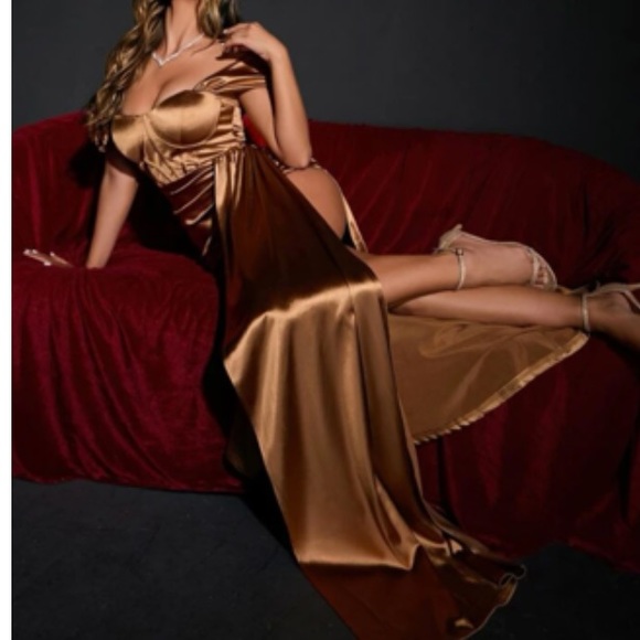 Elegant Satin Off-Shoulder Wedding Dress - Picture 5 of 8